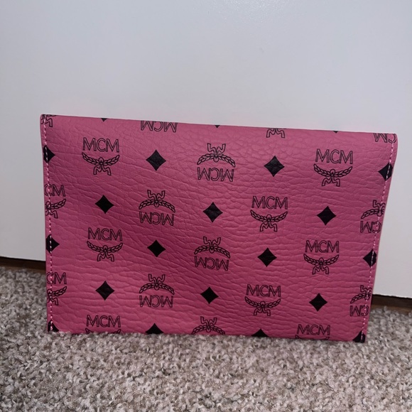 MCM Envelope Clutch/Crossbody NEW - Picture 6 of 7